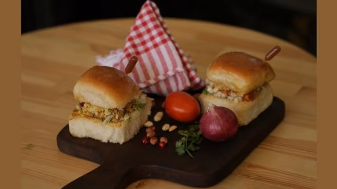 Street Food: उदयपुर का ये टेस्टी खाना आपके मुंह में ले आएगा पानी, जानें कौन सी हैं वो डिलीशियस डिश