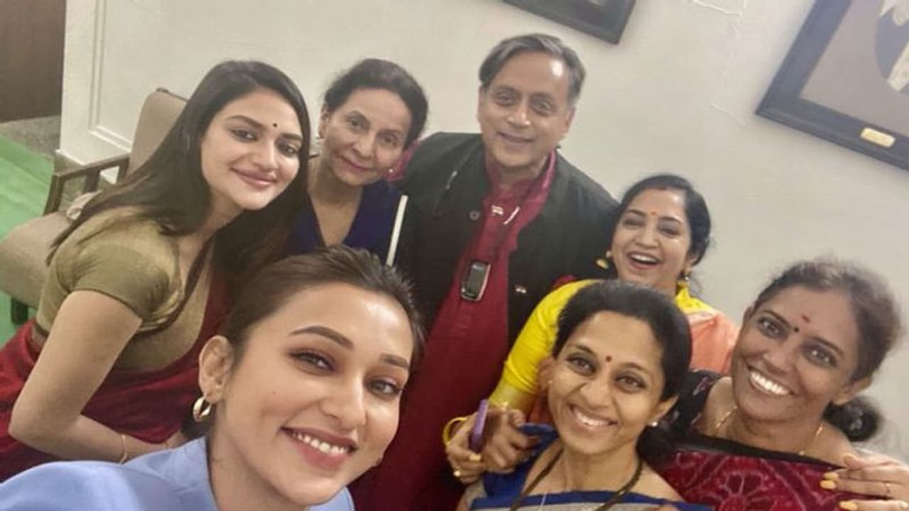 Shashi Tharoor: 'আকর্ষণীয়' ৬ মহিলা সাংসদের সঙ্গে সেলফি, বিতর্কের মুখে ক্ষমা চাইলেন শশী Shashi Tharoor: 'আকর্ষণীয়' ৬ মহিলা সাংসদের সঙ্গে সেলফি, বিতর্কের মুখে ক্ষমা চাইলেন শশী