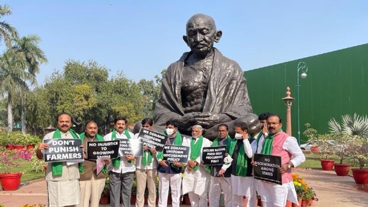 TRS MPs protest: తెలంగాణ రైతులపై కేంద్రం వివక్ష చూపుతోందన్న టీఆర్ఎస్ ఎంపీలు.. పార్లమెంట్లో నిరసన TRS MPs protest: తెలంగాణ రైతులపై కేంద్రం వివక్ష చూపుతోందన్న టీఆర్ఎస్ ఎంపీలు.. పార్లమెంట్లో నిరసన