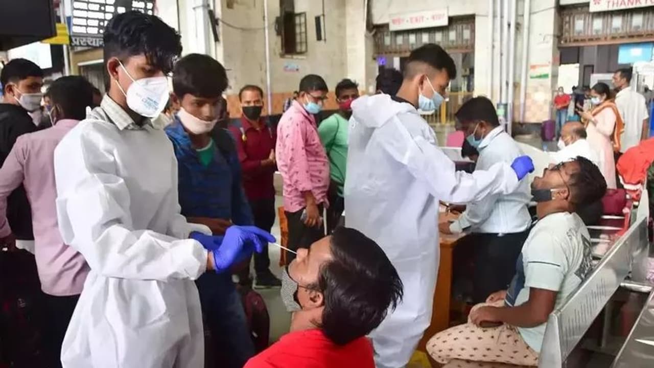 Omicron patient: প্রশাসনের নজর এড়িয়ে 'পতালক' ওমিক্রন আক্রান্ত, বাকিদের খোঁজে মরিয়া সরকার Omicron patient: প্রশাসনের নজর এড়িয়ে 'পতালক' ওমিক্রন আক্রান্ত, বাকিদের খোঁজে মরিয়া সরকার