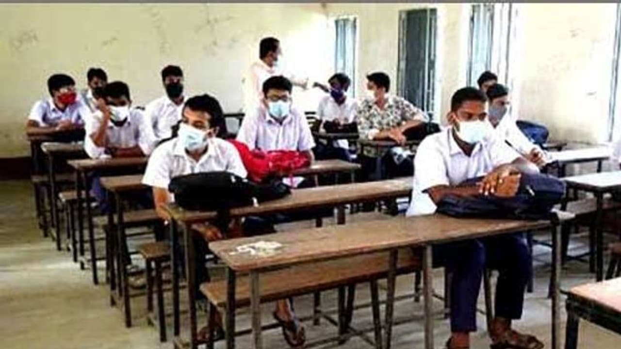 Murshidabad Student: স্কুল না যাওয়াই অভ্যাস পড়ুয়াদের, সংকটে জেলার স্কুলব্যবস্থা Murshidabad Student: স্কুল না যাওয়াই অভ্যাস পড়ুয়াদের, সংকটে জেলার স্কুলব্যবস্থা