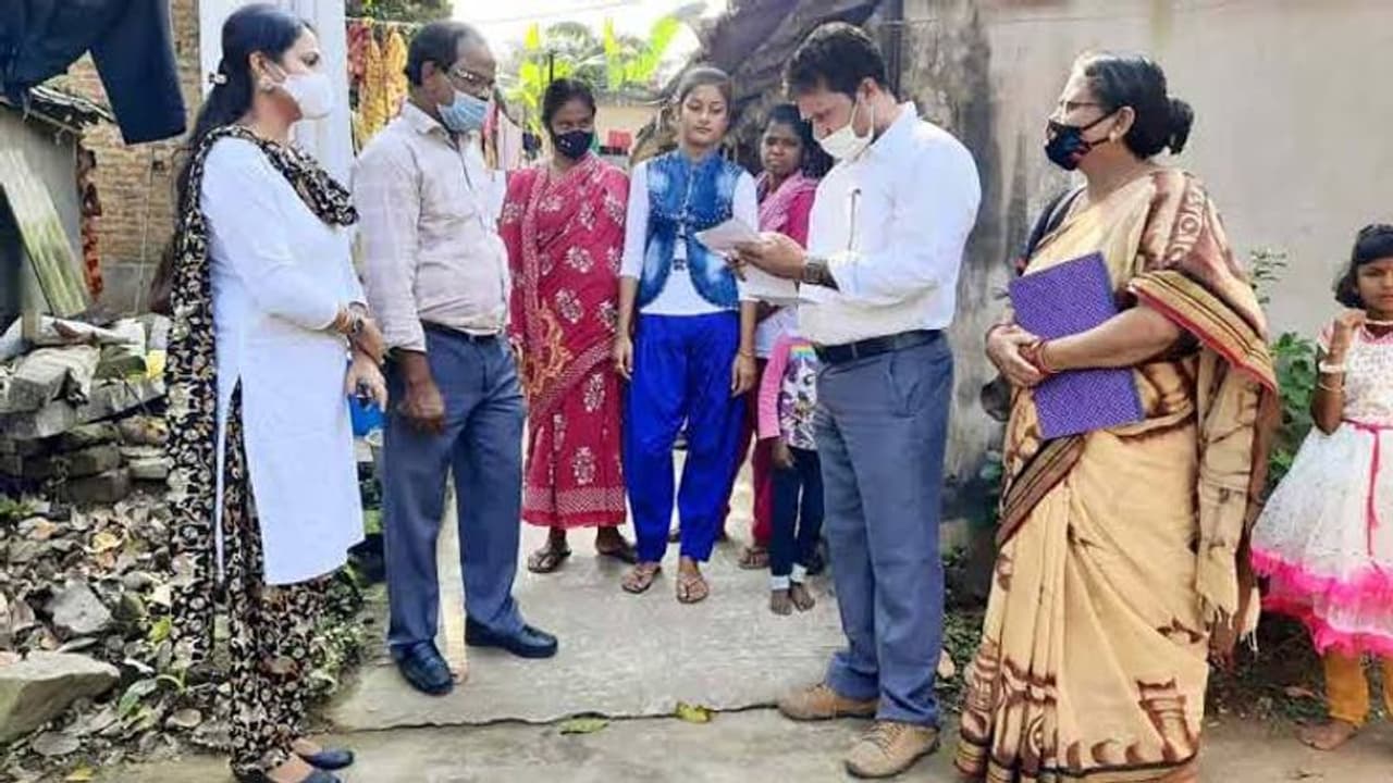 Murshidabad: কেউ শ্বশুরবাড়ি, কেউ কাজের খোঁজে ভিন রাজ্যে, পড়ুয়াদের স্কুলে ফেরাতে উদ্যোগ শিক্ষকদের Murshidabad: কেউ শ্বশুরবাড়ি, কেউ কাজের খোঁজে ভিন রাজ্যে, পড়ুয়াদের স্কুলে ফেরাতে উদ্যোগ শিক্ষকদের