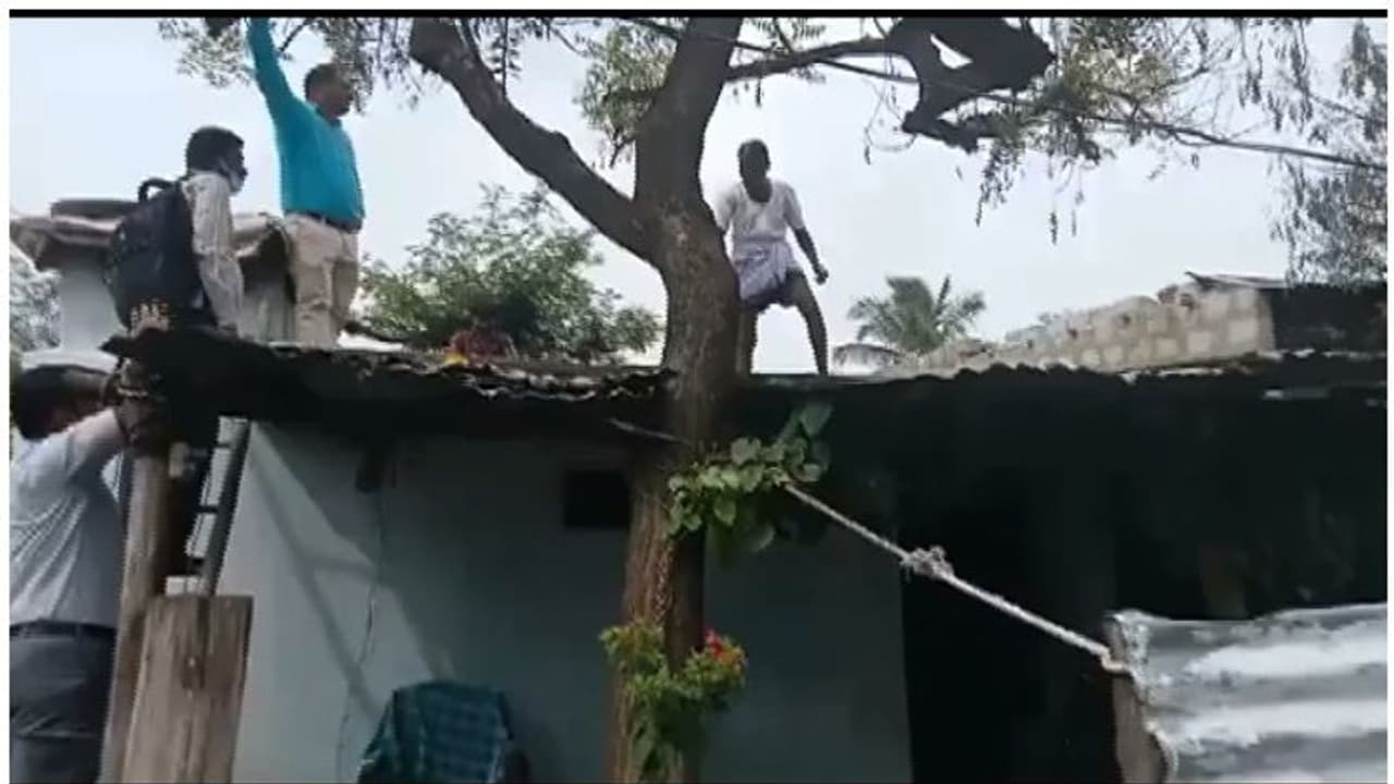 Vaccine : 'അടുത്ത് വന്നാല് ഭസ്മമാകും'; കര്ണാടകയില് വാക്സിൻ നല്കാന് വന്നവരെ ഓടിച്ച് ഗ്രാമീണര് Vaccine : 'അടുത്ത് വന്നാല് ഭസ്മമാകും'; കര്ണാടകയില് വാക്സിൻ നല്കാന് വന്നവരെ ഓടിച്ച് ഗ്രാമീണര്