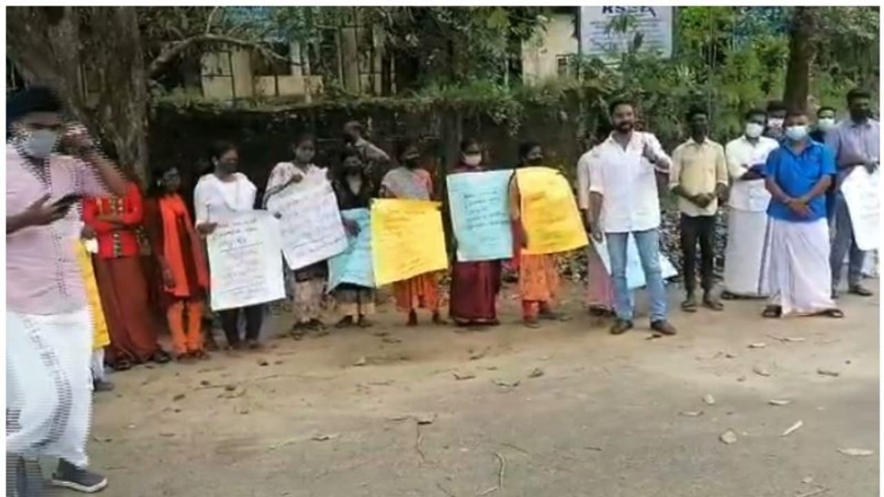 Protest : കക്കയം ഹൈഡല് ടൂറിസം പദ്ധതി; കാരണമില്ലാതെ ആദിവാസികളെ പിരിച്ചുവിടുന്നതായി പരാതി, പ്രതിഷേധം Protest : കക്കയം ഹൈഡല് ടൂറിസം പദ്ധതി; കാരണമില്ലാതെ ആദിവാസികളെ പിരിച്ചുവിടുന്നതായി പരാതി, പ്രതിഷേധം