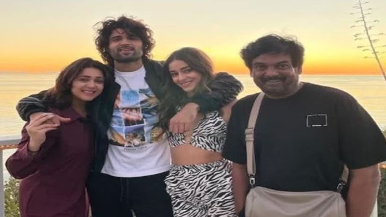 చార్మి, అనన్య పాండే, పూరితో విజయ్ దేవరకొండ.. క్రేజీ పిక్ వైరల్ చార్మి, అనన్య పాండే, పూరితో విజయ్ దేవరకొండ.. క్రేజీ పిక్ వైరల్