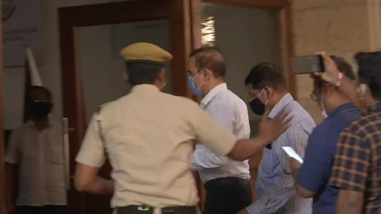 Mumbai: परमबीर और सचिन वाजे के बीच एक घंटे मुलाकात, जांच करेगी पुलिस, दोनों चांदीवाला आयोग के सामने पेश हुए थे Mumbai: परमबीर और सचिन वाजे के बीच एक घंटे मुलाकात, जांच करेगी पुलिस, दोनों चांदीवाला आयोग के सामने पेश हुए थे