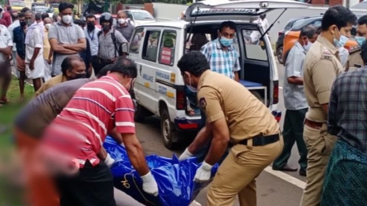 കോഴിക്കോട്ട് വയോധികൻ റോഡരികിൽ തീകൊളുത്തി മരിച്ചു