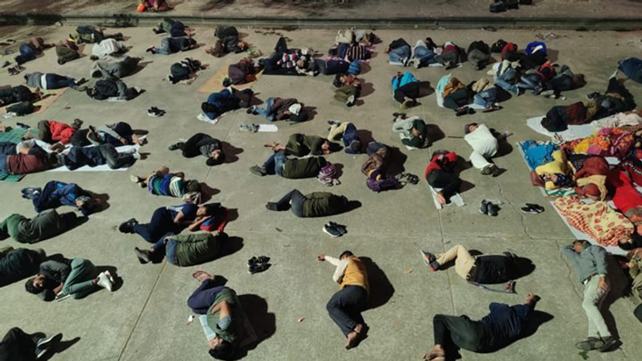 UP TET की परीक्षा देने वाले बच्चों को खुले आसमान के नीचे सोना पड़ा? जानें क्या है इस वायरल तस्वीर का सच? UP TET की परीक्षा देने वाले बच्चों को खुले आसमान के नीचे सोना पड़ा? जानें क्या है इस वायरल तस्वीर का सच?