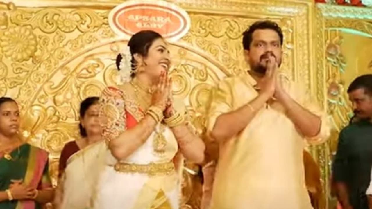 Apsara Ratnakaran Alby Francis : നടി അപ്സര രത്നാകരനും സംവിധായകൻ ആല്ബിയും വിവാഹിതരായി വീഡിയോ Apsara Ratnakaran Alby Francis : നടി അപ്സര രത്നാകരനും സംവിധായകൻ ആല്ബിയും വിവാഹിതരായി വീഡിയോ