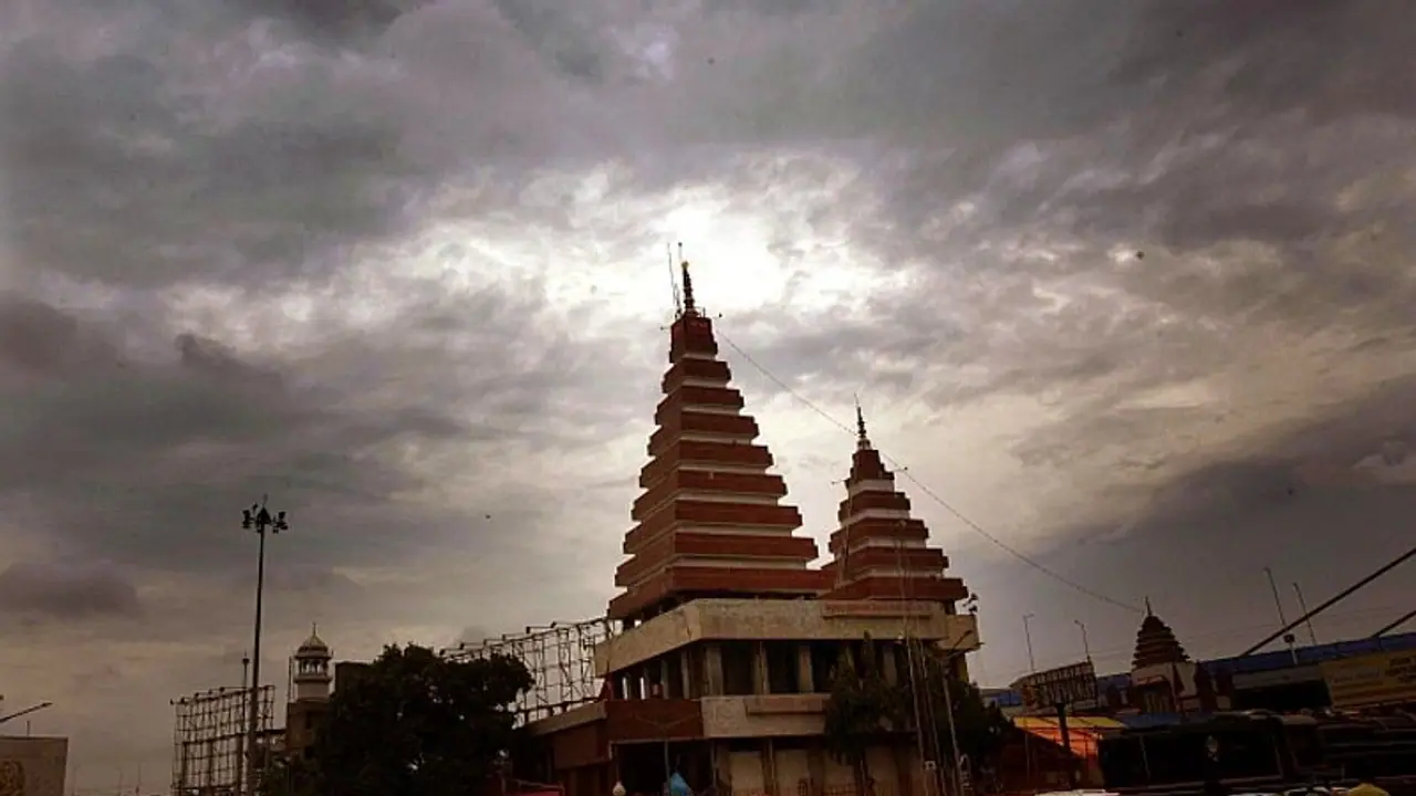 ಹೊಸ ವರ್ಷ: ದೇವರ ದರ್ಶನಕ್ಕೆ ಮುಂದಾದ ಜನ..! 