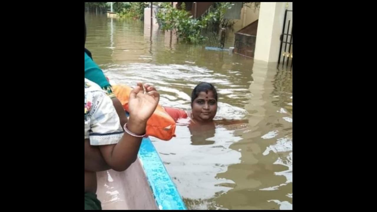 மழையில் பாஜக போட்டோ ஷூட்… மாட்டிக்கிட்ட பெண் பிரமுகர்… இதில் அண்ணாமலை பாராட்டு வேற மழையில் பாஜக போட்டோ ஷூட்… மாட்டிக்கிட்ட பெண் பிரமுகர்… இதில் அண்ணாமலை பாராட்டு வேற