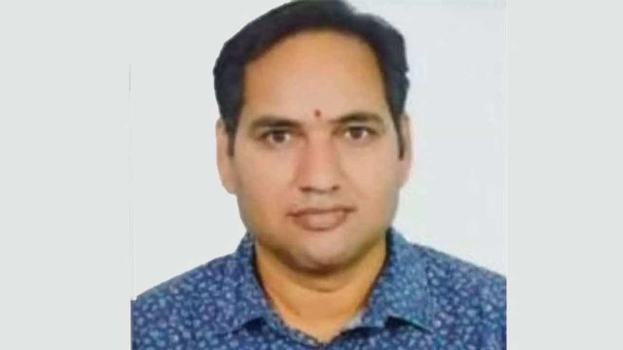 Hyderabad: दिल के रोगी का इलाज कर रहे डॉक्टर की हार्ट अटैक से मौत, मरीज भी चल बसा Hyderabad: दिल के रोगी का इलाज कर रहे डॉक्टर की हार्ट अटैक से मौत, मरीज भी चल बसा