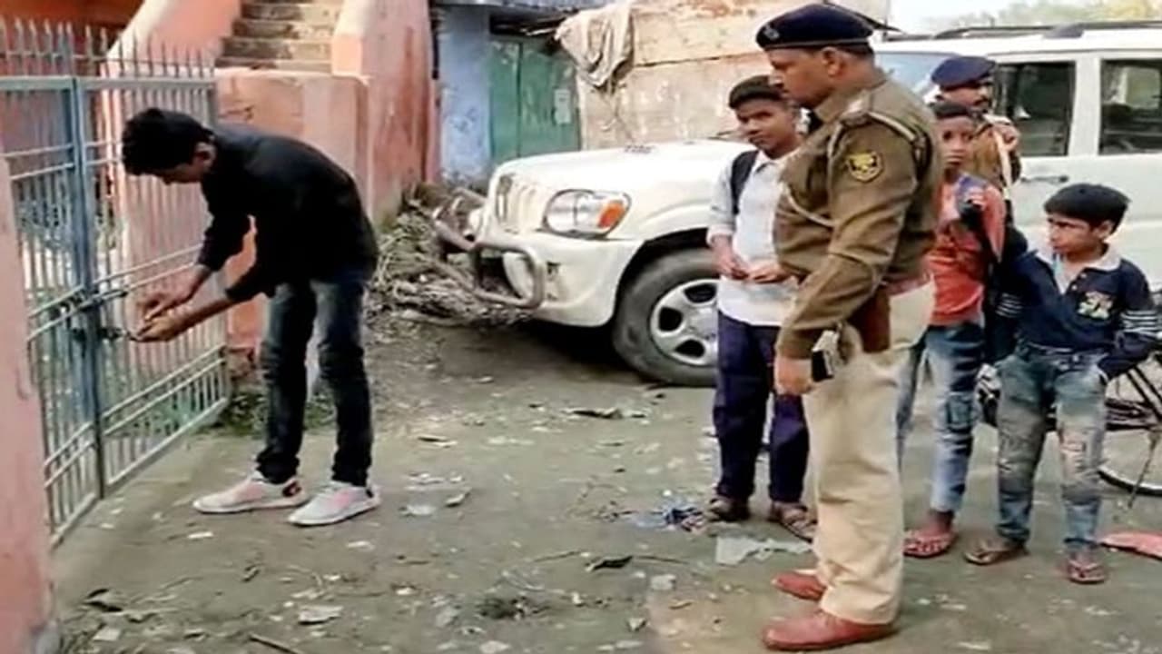 Bihar: शिक्षकों की लेटलतीफी से नाराज बच्चों ने स्कूल में ताला जड़ा, फिर पहुंच गए थाने, गायब मिले सभी 9 टीचर