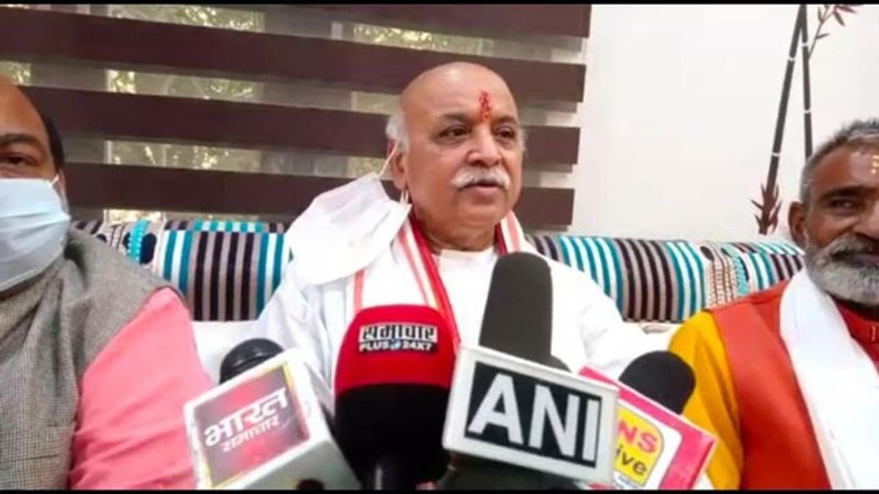 VHP के पूर्व अध्यक्ष प्रवीण तोगड़िया का बड़ा बयान, कहा हिन्दूकरण का जामा पहन रहे राहुल सोनिया और योगी आदित्यनाथ