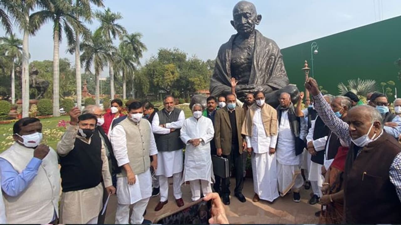 Parliament: ১২ সাংসদের সাসপেনশন অব্যাহত রাখলেন নাইডু, ওয়াক আউট করে বিক্ষোভের পথে বিরোধীরা Parliament: ১২ সাংসদের সাসপেনশন অব্যাহত রাখলেন নাইডু, ওয়াক আউট করে বিক্ষোভের পথে বিরোধীরা