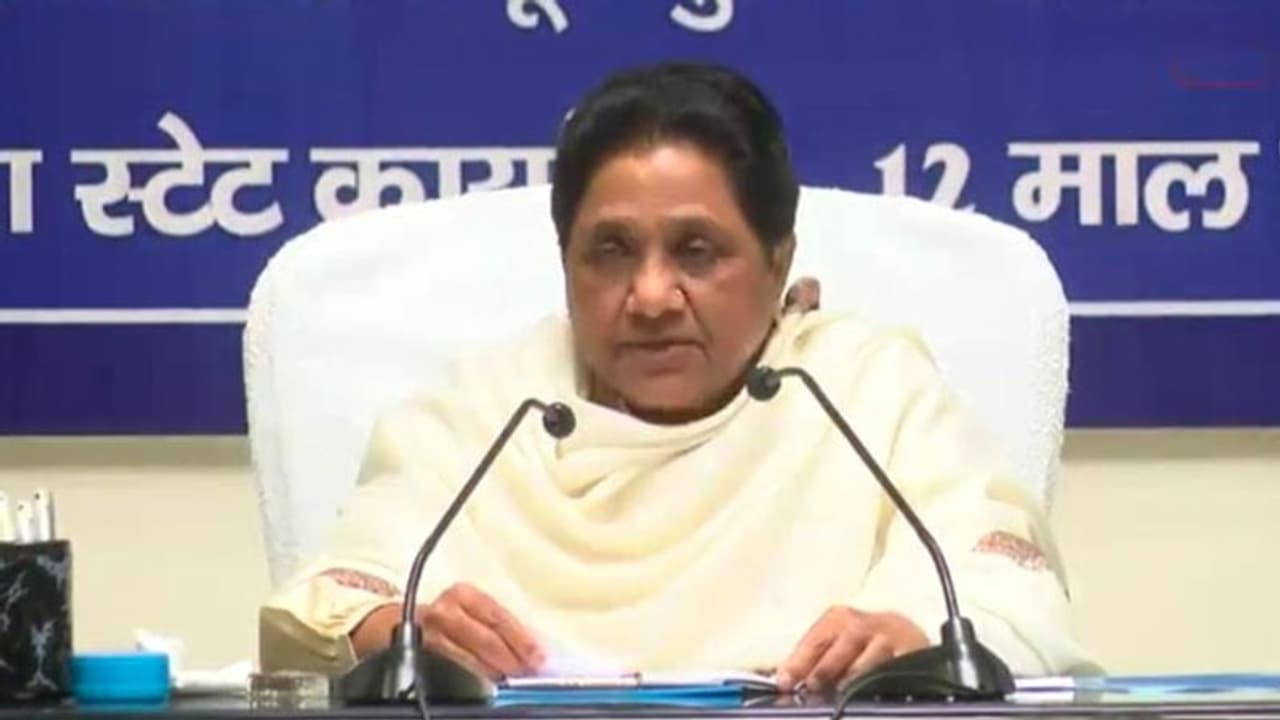 UP Election 2022: बढ़ गई चुनावी हलचल, BJP सहित ये पार्टियां कर सकती हैं आज उम्मीदवारों के नाम की घोषणा UP Election 2022: बढ़ गई चुनावी हलचल, BJP सहित ये पार्टियां कर सकती हैं आज उम्मीदवारों के नाम की घोषणा