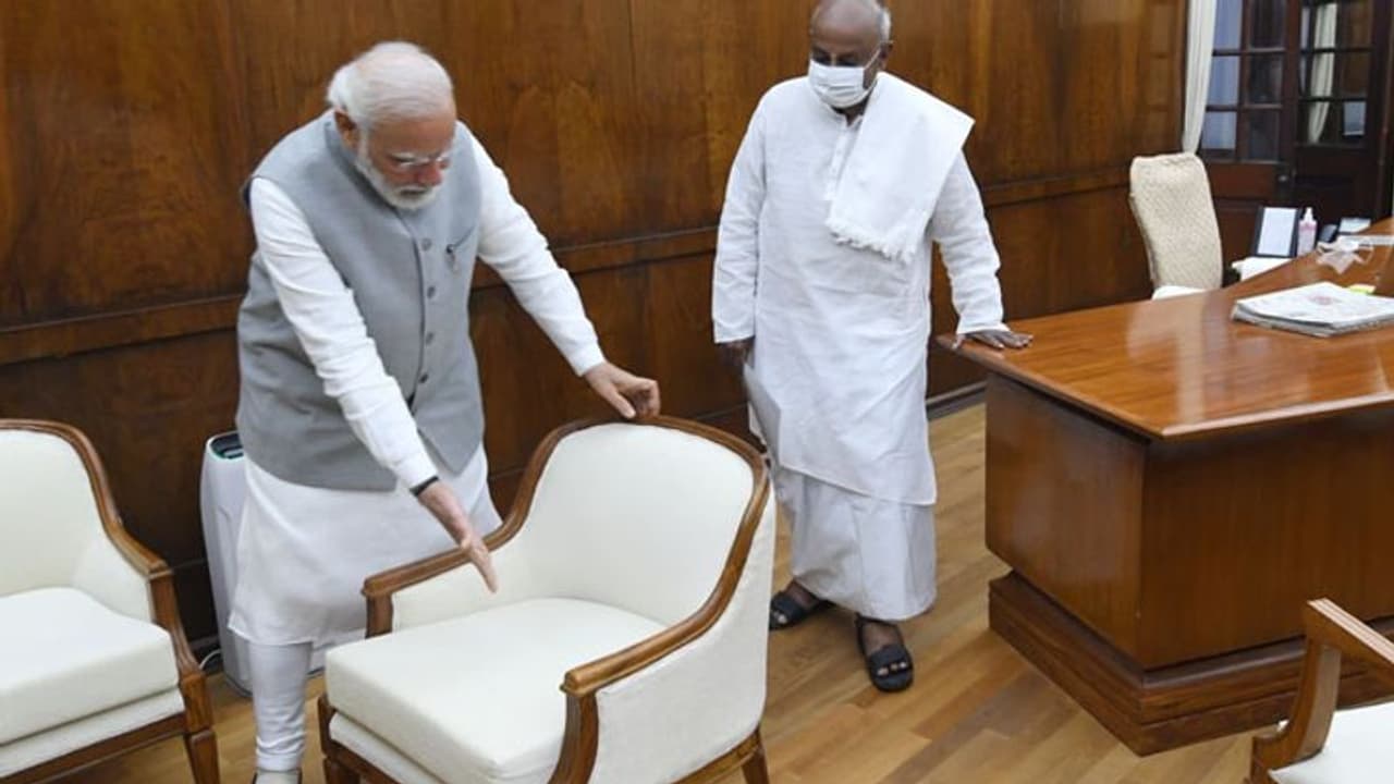 Historical picture: जब पूर्व PM देवगौड़ा का हाथ थामकर उन्हें कुर्सी तक ले गए मोदी; शेयर कीं 4 तस्वीरें Historical picture: जब पूर्व PM देवगौड़ा का हाथ थामकर उन्हें कुर्सी तक ले गए मोदी; शेयर कीं 4 तस्वीरें