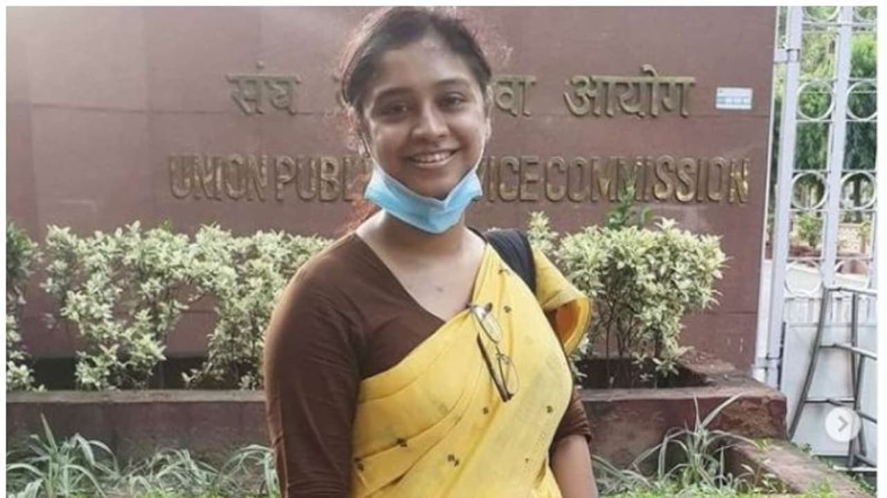 UPSC CSE : ടൈം മാനേജ്മെന്റാണ് പ്രധാനം; ഫുൾടൈം ജോലി ചെയ്തു, സിവിൽ സർവ്വീസിൽ റാങ്കും; യാഷ്നിയുടെ വിജയകഥയിങ്ങനെ UPSC CSE : ടൈം മാനേജ്മെന്റാണ് പ്രധാനം; ഫുൾടൈം ജോലി ചെയ്തു, സിവിൽ സർവ്വീസിൽ റാങ്കും; യാഷ്നിയുടെ വിജയകഥയിങ്ങനെ