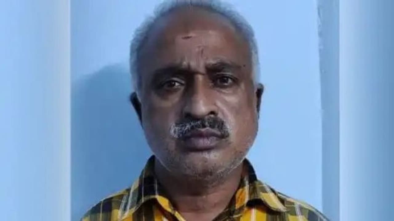 മൂന്നാം തവണയും പോക്സോ കേസിൽ പ്രതിയായ അധ്യാപകനെ സസ്പെന്റ് ചെയ്തു മൂന്നാം തവണയും പോക്സോ കേസിൽ പ്രതിയായ അധ്യാപകനെ സസ്പെന്റ് ചെയ്തു