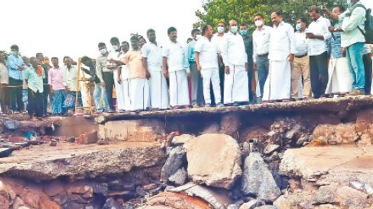 அதிமுக ஆட்சியில் ஒருவருக்கு பல டெண்டர்..! திட்டங்களுக்கு சரியாக நிதியும் ஒதுக்கவில்லை எ.வ.வேலு குற்றச்சாட்டு அதிமுக ஆட்சியில் ஒருவருக்கு பல டெண்டர்..! திட்டங்களுக்கு சரியாக நிதியும் ஒதுக்கவில்லை எ.வ.வேலு குற்றச்சாட்டு