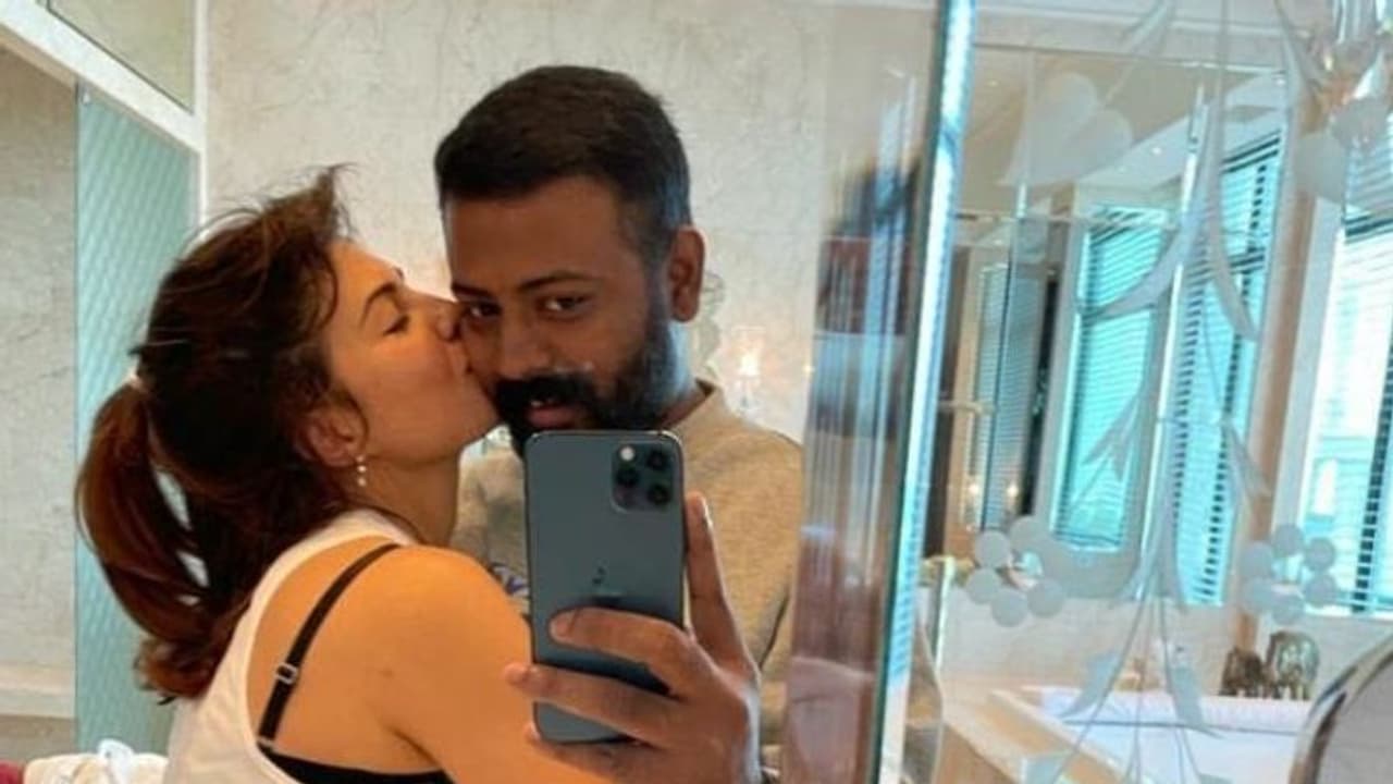 Jacqueline Fernandez indulges in passionate kiss with married conman Sukesh Chandrasekhar, see pic Jacqueline Fernandez indulges in passionate kiss with married conman Sukesh Chandrasekhar, see pic