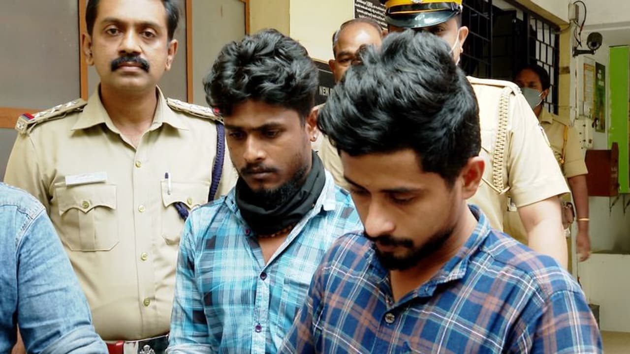 പച്ചക്കറി ഏജന്റിനെ കത്തി കാണിച്ചു ഭീഷണിപ്പെടുത്തി പണം തട്ടിയ കേസിൽ മൂന്ന് പേര് പിടിയിൽ പച്ചക്കറി ഏജന്റിനെ കത്തി കാണിച്ചു ഭീഷണിപ്പെടുത്തി പണം തട്ടിയ കേസിൽ മൂന്ന് പേര് പിടിയിൽ