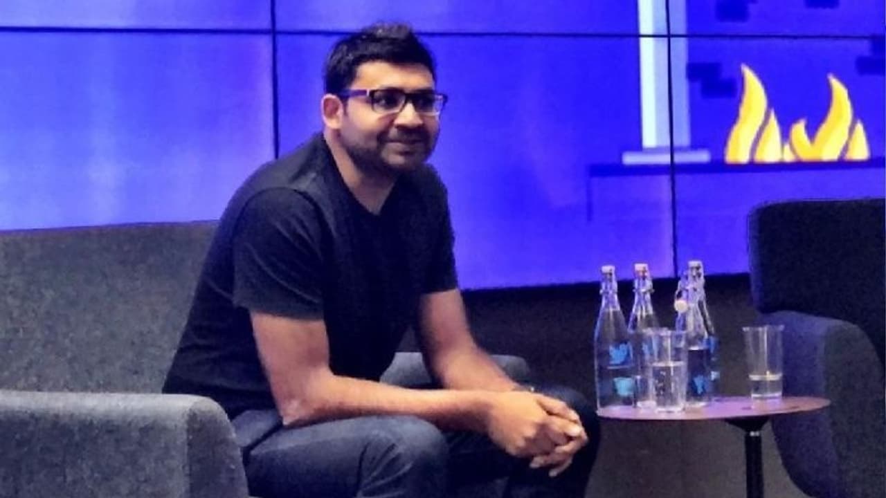 కాఫీ ఆర్డర్లు తీసుకుంటూ కనిపించిన ట్విట్టర్ సీఈవో.. అసలు ఏం జరిగిందంటే..? కాఫీ ఆర్డర్లు తీసుకుంటూ కనిపించిన ట్విట్టర్ సీఈవో.. అసలు ఏం జరిగిందంటే..?