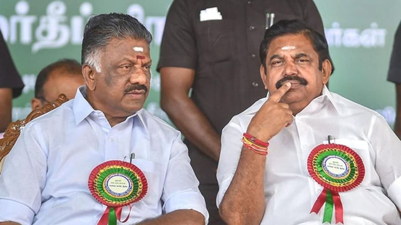 அதிமுகவில் ஒற்றை தலைமையா? 14 ஆம் தேதி அவசரமாக கூடுகிறது மாவட்ட செயலாளர்கள் கூட்டம்...ஓபிஎஸ் இபிஎஸ் அறிவிப்பு அதிமுகவில் ஒற்றை தலைமையா? 14 ஆம் தேதி அவசரமாக கூடுகிறது மாவட்ட செயலாளர்கள் கூட்டம்...ஓபிஎஸ் இபிஎஸ் அறிவிப்பு