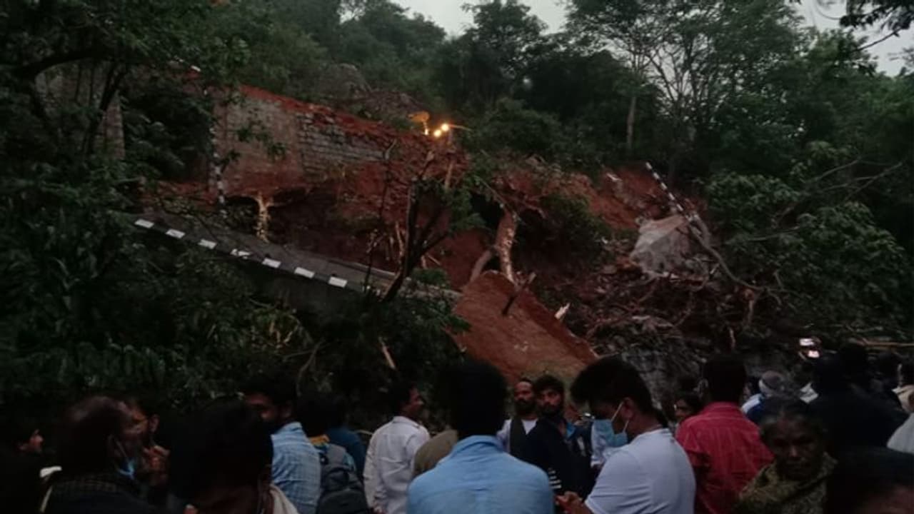 తిరుమల ఘాట్ మూసివేత.. తృటిలో తప్పిన పెను ప్రమాదం, భారీ ట్రాఫిక్ జాం (వీడియో) తిరుమల ఘాట్ మూసివేత.. తృటిలో తప్పిన పెను ప్రమాదం, భారీ ట్రాఫిక్ జాం (వీడియో)