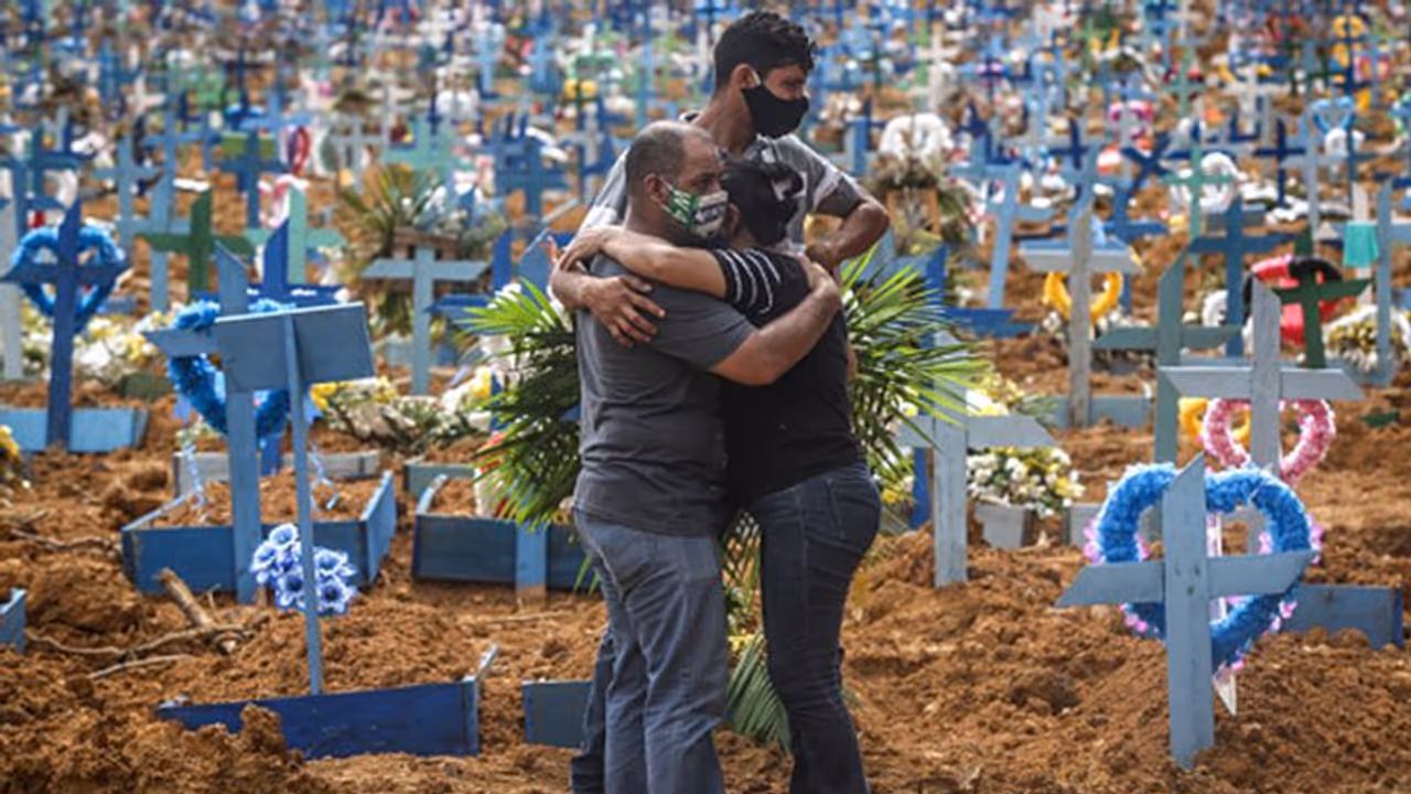 Omicron Variant को क्यों कहा जा रहा क्रिसमस गिफ्ट? जानें ये कैसे करेगा कोरोना महामारी का अंत Omicron Variant को क्यों कहा जा रहा क्रिसमस गिफ्ट? जानें ये कैसे करेगा कोरोना महामारी का अंत