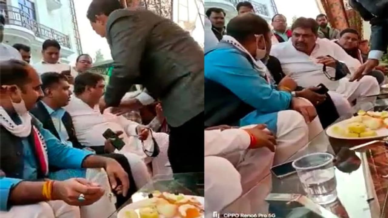 शादी समारोह में पहुंचे बीजेपी नेता को पूर्व सपा विधायक ने दी 'बाहर निकलकर भुगतने' की धमकी शादी समारोह में पहुंचे बीजेपी नेता को पूर्व सपा विधायक ने दी 'बाहर निकलकर भुगतने' की धमकी