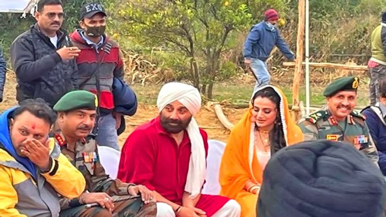 Gadar 2: 20 साल बाद फिर बड़े पर्दे पर दिखेगी तारा सिंह और सकीना की जोड़ी, शुरू हुई फिल्म की शूटिंग Gadar 2: 20 साल बाद फिर बड़े पर्दे पर दिखेगी तारा सिंह और सकीना की जोड़ी, शुरू हुई फिल्म की शूटिंग