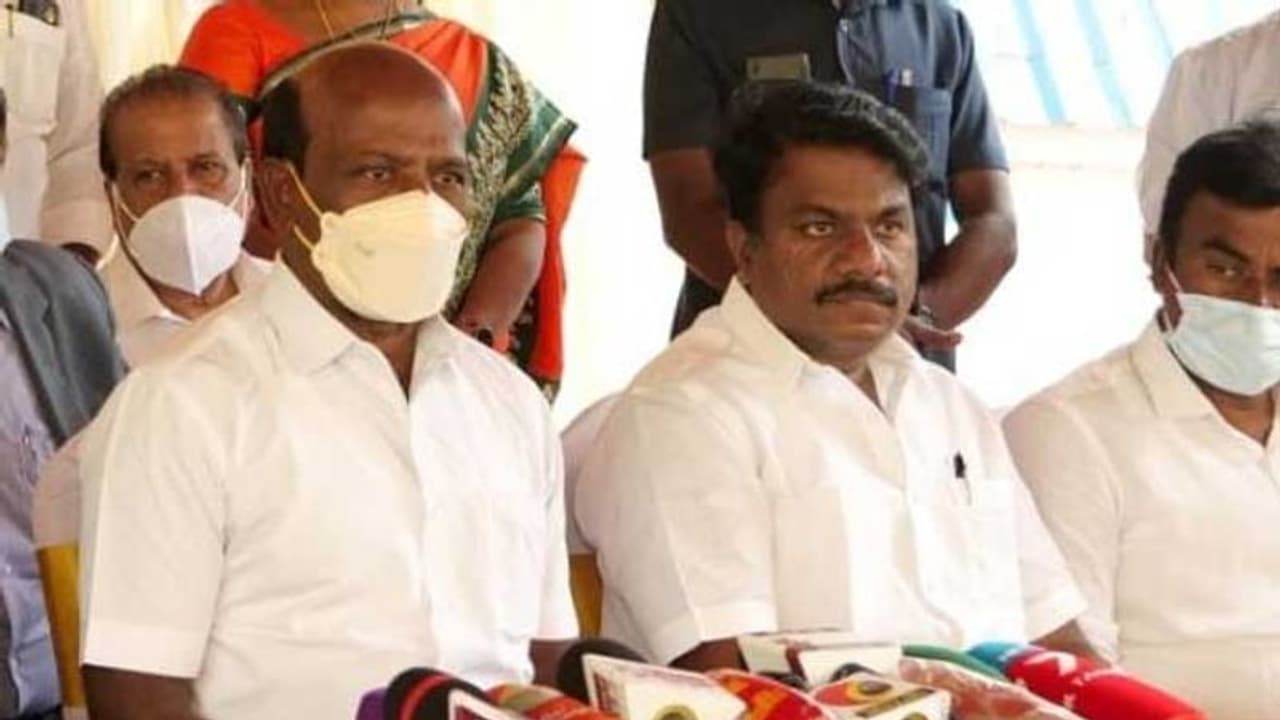 Omicron: ஒமிக்ரான் வைரஸ்.. தமிழகத்தில் உஷார்படுத்தப்பட்ட அனைத்து விமான நிலையங்கள்.. மா.சு. அதிரடி..! Omicron: ஒமிக்ரான் வைரஸ்.. தமிழகத்தில் உஷார்படுத்தப்பட்ட அனைத்து விமான நிலையங்கள்.. மா.சு. அதிரடி..!