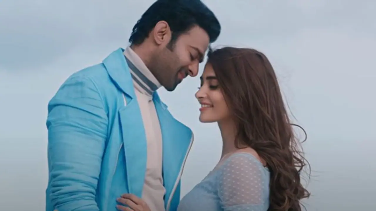 Radhe Shyam Song Out: समुंदर किनारे रोमांटिक और एक दूसरे की बाहों में खोए दिखे Prabhas Pooja Hegde