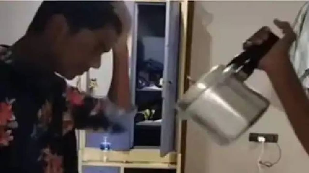 pressure cooker hairdryer : മുടിയുണക്കാനായി പ്രഷര് കുക്കറുപയോഗിച്ച് യുവാവ്, അന്തംവിട്ട് സോഷ്യല്മീഡിയ pressure cooker hairdryer : മുടിയുണക്കാനായി പ്രഷര് കുക്കറുപയോഗിച്ച് യുവാവ്, അന്തംവിട്ട് സോഷ്യല്മീഡിയ