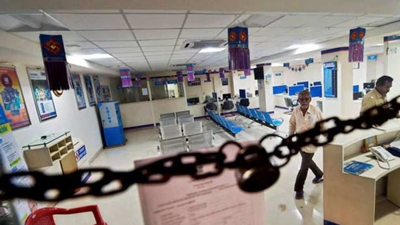 வாடிக்கையாளர்களுக்கு ஷாக் நியூஸ்... 4 நாட்கள் முடங்கும் வங்கி சேவைகள்!! வாடிக்கையாளர்களுக்கு ஷாக் நியூஸ்... 4 நாட்கள் முடங்கும் வங்கி சேவைகள்!!