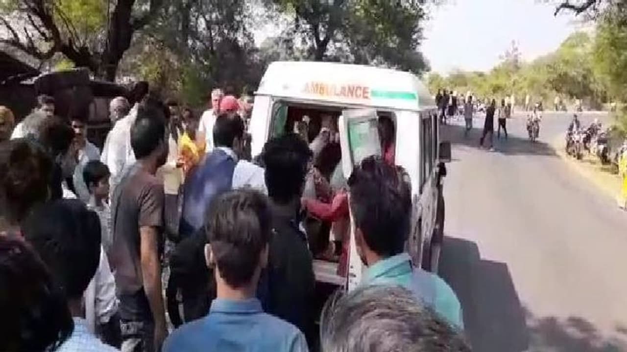 MP में भयानक एक्सीडेंट: स्पॉट पर ही 5 लोगों की दर्दनाक मौत, 10 से ज्यादा लोगों की हालत गंभीर..मची चीख पुकार MP में भयानक एक्सीडेंट: स्पॉट पर ही 5 लोगों की दर्दनाक मौत, 10 से ज्यादा लोगों की हालत गंभीर..मची चीख पुकार