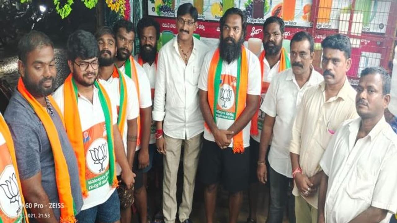 ఈటల కోసం 700కిలోమీటర్ల పాదయాత్ర... అభిమానులకు ఏపీలో ఘన స్వాగతం ఈటల కోసం 700కిలోమీటర్ల పాదయాత్ర... అభిమానులకు ఏపీలో ఘన స్వాగతం