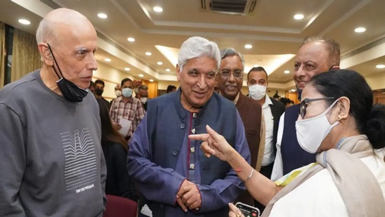 ममता की सिविल सोसायटी मीटिंग में पहुंचे जावेद अख्तर, महेश भट्ट! तीसरी लाइन में दिखे कांग्रेसी शत्रुघ्न सिन्हा ममता की सिविल सोसायटी मीटिंग में पहुंचे जावेद अख्तर, महेश भट्ट! तीसरी लाइन में दिखे कांग्रेसी शत्रुघ्न सिन्हा