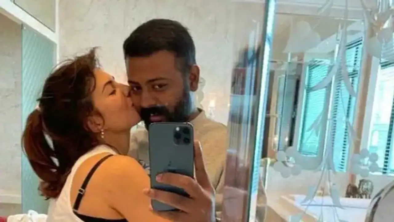 படுக்கை அறையில் மோசடி மன்னனுடன் முத்த செல்ஃபி... மனம் திறந்த பிரபல நடிகை..!