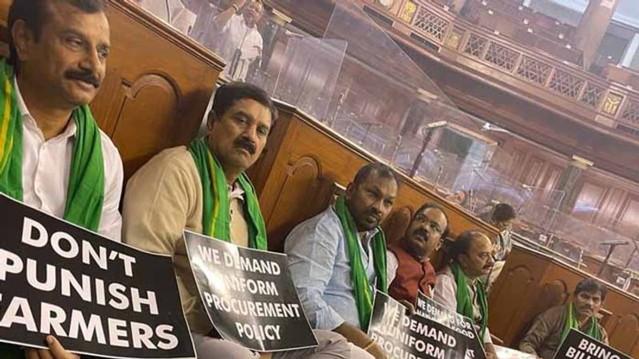 వరి ధాన్యం కొనుగోలుకై: పార్లమెంట్ ఉభయ సభల్లో టీఆర్ఎస్ ఎంపీల ధర్నా వరి ధాన్యం కొనుగోలుకై: పార్లమెంట్ ఉభయ సభల్లో టీఆర్ఎస్ ఎంపీల ధర్నా