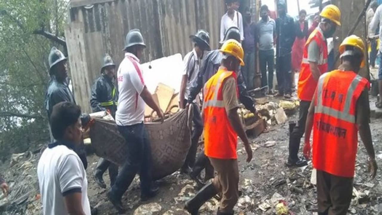 Maharashtra: ठाणे के नाले में मिली एक युवक की लाश, आम आदमी से लेकर पुलिस तक में मचा हड़कंप Maharashtra: ठाणे के नाले में मिली एक युवक की लाश, आम आदमी से लेकर पुलिस तक में मचा हड़कंप