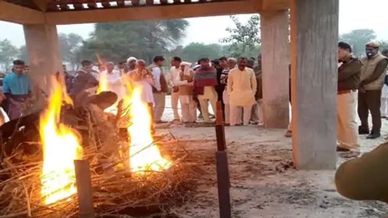 Shocking: पुलिस ने चिता से उठाई लड़की की अधजली लाश, इलाके में मचा हड़कंप..जानिए क्या है पूरा मामला Shocking: पुलिस ने चिता से उठाई लड़की की अधजली लाश, इलाके में मचा हड़कंप..जानिए क्या है पूरा मामला