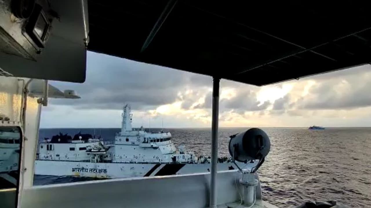 അഗ്നിബാധയുണ്ടായ എംവി കവരത്തി യാത്രാക്കപ്പൽ ആന്ത്രോത്ത് ദ്വീപിൽ എത്തിച്ചു അഗ്നിബാധയുണ്ടായ എംവി കവരത്തി യാത്രാക്കപ്പൽ ആന്ത്രോത്ത് ദ്വീപിൽ എത്തിച്ചു