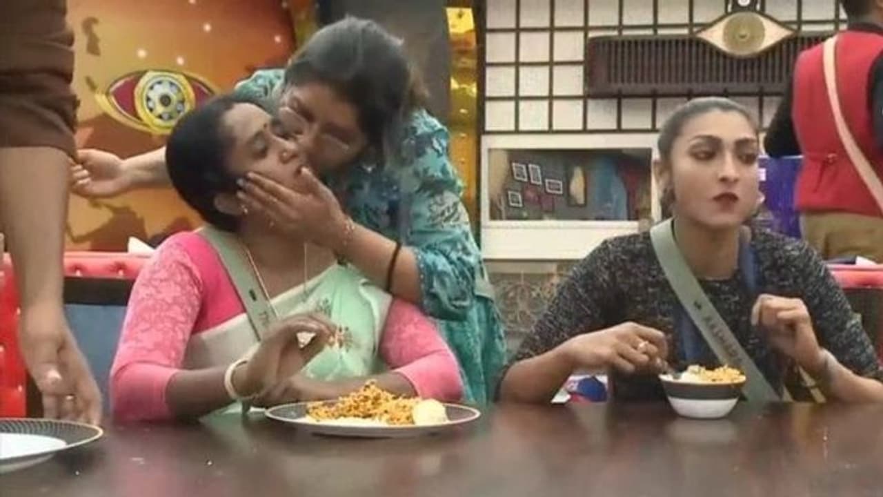 BiggBoss5 பிரியங்காவின் முத்தம் ; புரியாமல் தவிக்கும் தாமரை; புகைவதை பற்ற வைக்கும் அக்சரா!! BiggBoss5 பிரியங்காவின் முத்தம் ; புரியாமல் தவிக்கும் தாமரை; புகைவதை பற்ற வைக்கும் அக்சரா!!