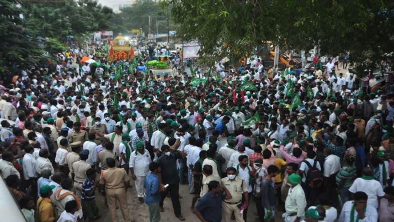 పసలపూడిలో ఉద్రిక్తత: పోలీసులతో అమరావతి రైతుల వాగ్వాదం,తోపులాట పసలపూడిలో ఉద్రిక్తత: పోలీసులతో అమరావతి రైతుల వాగ్వాదం,తోపులాట