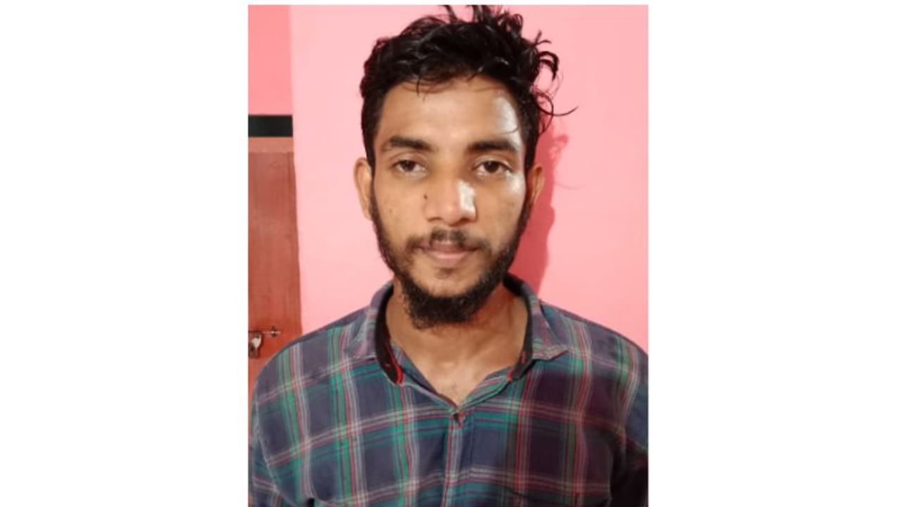 Arrest : മലപ്പുറത്ത് സ്ത്രീയുടെ കുളിമുറി ദൃശ്യങ്ങൾ ഒളിക്യാമറയിൽ പകർത്തി; യുവാവ് അറസ്റ്റിൽ Arrest : മലപ്പുറത്ത് സ്ത്രീയുടെ കുളിമുറി ദൃശ്യങ്ങൾ ഒളിക്യാമറയിൽ പകർത്തി; യുവാവ് അറസ്റ്റിൽ