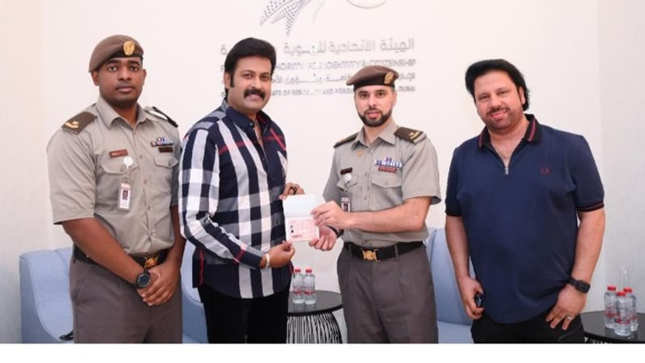 UAE Golden Visa: മനോജ് കെ ജയന് യുഎഇ ഗോള്ഡന് വിസ, അഭിമാന നിമഷമെന്ന് താരം UAE Golden Visa: മനോജ് കെ ജയന് യുഎഇ ഗോള്ഡന് വിസ, അഭിമാന നിമഷമെന്ന് താരം