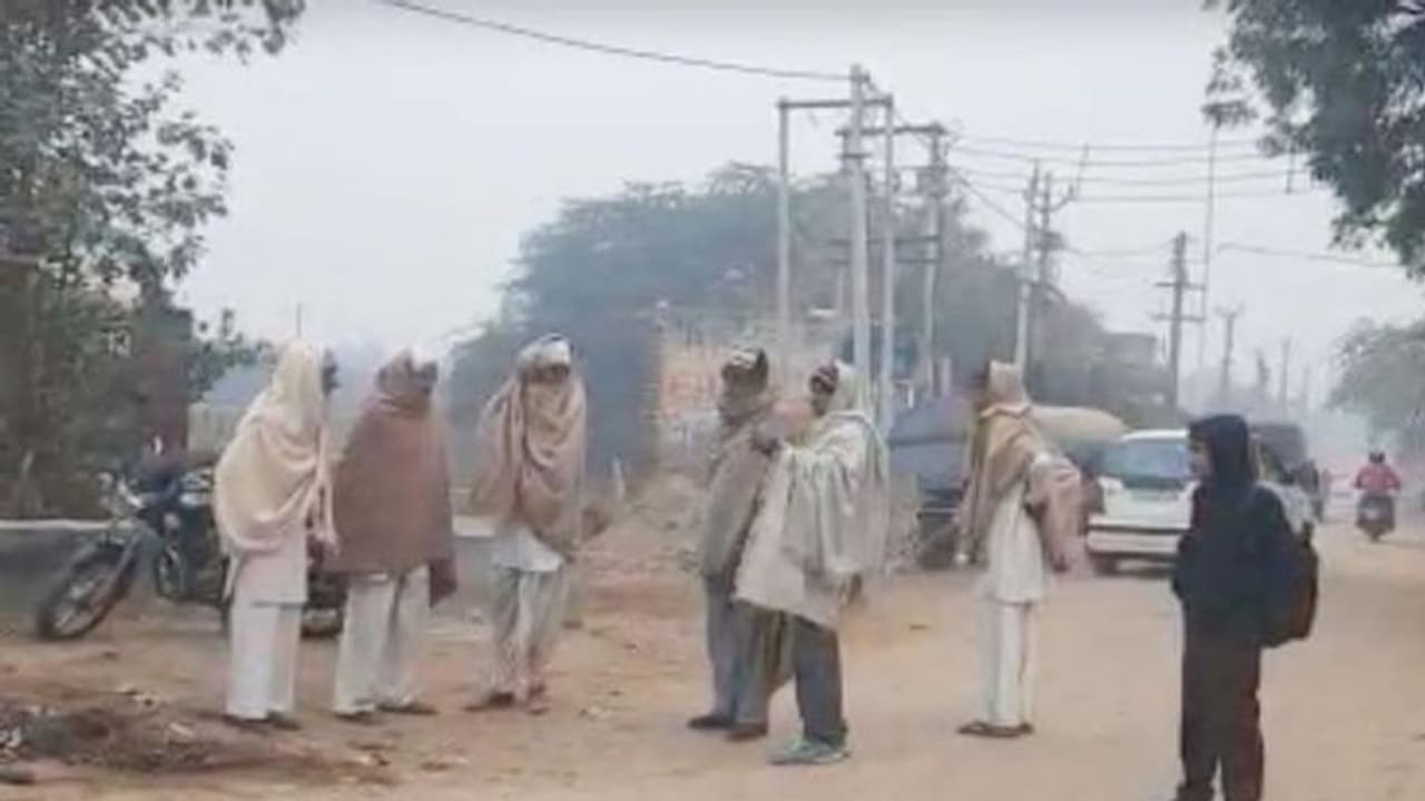 दुल्हन की विदाई होते ही प्रेमी बना हैवान, बीच रास्ते में रोकी कार फिर दूल्हे के सामने बरसाईं दनादन गोलियां दुल्हन की विदाई होते ही प्रेमी बना हैवान, बीच रास्ते में रोकी कार फिर दूल्हे के सामने बरसाईं दनादन गोलियां