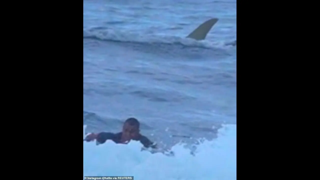 నడి సముద్రంలో ఐదేళ్ల పిల్లాడిని వదిలేసిన తండ్రి.. నెటిజన్లు సీరియస్..! నడి సముద్రంలో ఐదేళ్ల పిల్లాడిని వదిలేసిన తండ్రి.. నెటిజన్లు సీరియస్..!